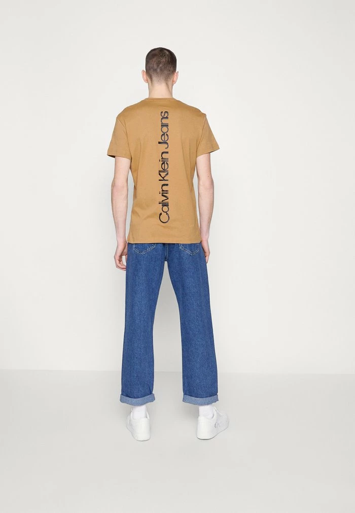 Calvin Klein Jeans SEASONAL INSTITUTIONAL BACK TEE UNISEX - T-shirt Imprimé - Tobacco Brown 5 Calvin Klein Jeans SEASONAL INSTITUTIONAL BACK TEE UNISEX - T-shirt Imprimé - Tobacco Brown – Image 5
