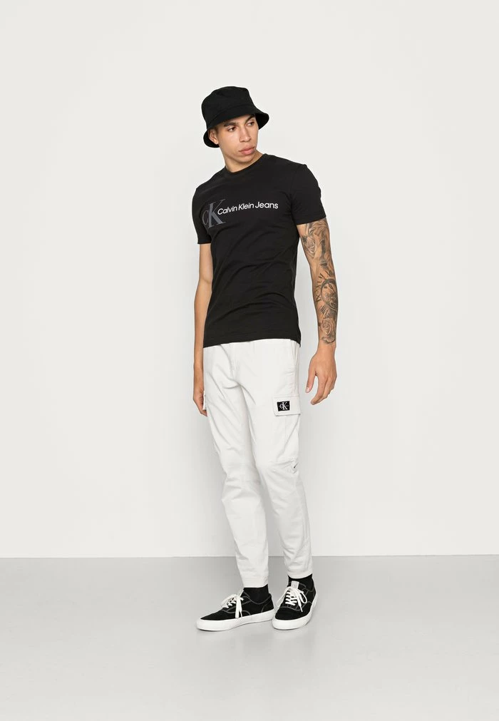 Calvin Klein Jeans URBAN GRAPHIC TEE UNISEX - T-shirt Imprimé - Black 2 Calvin Klein Jeans URBAN GRAPHIC TEE UNISEX - T-shirt Imprimé - Black – Image 2