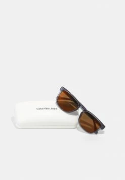 Calvin Klein Jeans Lunettes De Soleil - Gray -Calvin Klein Elegant Magasin 8b667c7ed49148ef8ada172c2c368e54