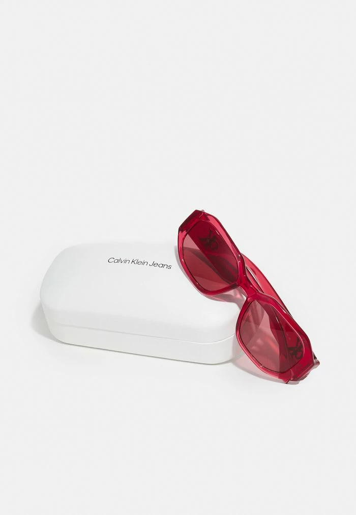 Calvin Klein Jeans UNISEX - Lunettes De Soleil - Transparent Red 4 Calvin Klein Jeans UNISEX - Lunettes De Soleil - Transparent Red – Image 4
