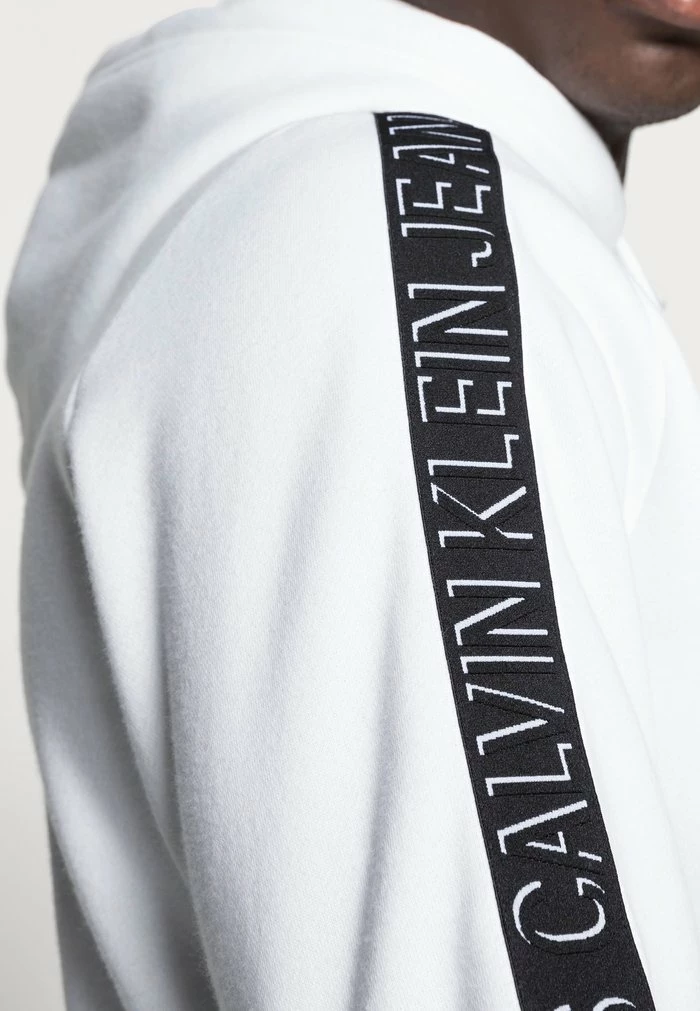 Calvin Klein Jeans SHADOW LOGO TAPE SLEEVES HOODIE - Sweatshirt - Bright White 5 Calvin Klein Jeans SHADOW LOGO TAPE SLEEVES HOODIE - Sweatshirt - Bright White â Image 5