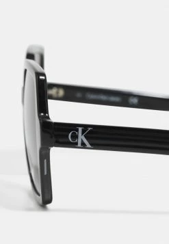 Calvin Klein Jeans Lunettes De Soleil - Black -Calvin Klein Elegant Magasin 8ca7e3de5bd7401a896f73b86d694a1a