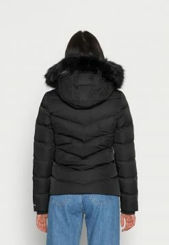 Calvin Klein Jeans SHORT FITTED PUFFER - Doudoune - Black -Calvin Klein Elegant Magasin 8e5684d1a410426d9f3987987c6a8411