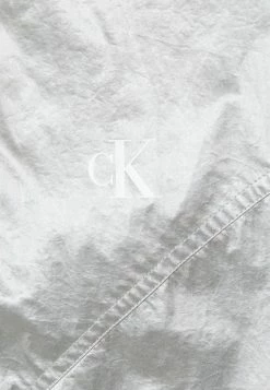 Calvin Klein Jeans ZIP THROUGH - Veste Coupe-vent - Silver 14 Calvin Klein Jeans ZIP THROUGH - Veste Coupe-vent - Silver -Calvin Klein Elegant Magasin 8e6341c9fa094f769ae92bc98158d255