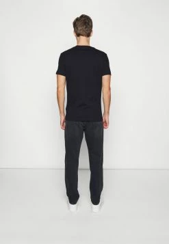 Calvin Klein Jeans REGULAR TAPER - Jean Droit - Black Denim -Calvin Klein Elegant Magasin 8e93bbe605d3498f9fb37edccd92e31b