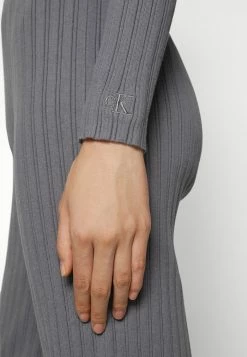 Calvin Klein Jeans MONOGRAM BADGE CROPPED CARDIGAN - Gilet - Fossil Grey 11 Calvin Klein Jeans MONOGRAM BADGE CROPPED CARDIGAN - Gilet - Fossil Grey -Calvin Klein Elegant Magasin 8ea56a5e753a45ffbd888259fb91296b