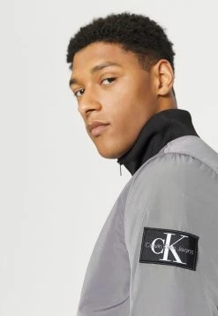 Calvin Klein Jeans LIGHTWEIGHT PADDED HARRINGTON - Veste Mi-saison - Fossil Grey -Calvin Klein Elegant Magasin 909fcebd0c97475fb5508d532b29bedc