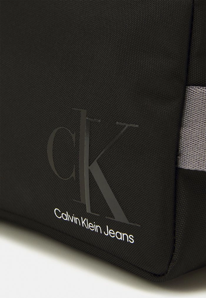 Calvin Klein Jeans SPORT ESSENTIALS WASHBAG UNISEX - Trousse De Toilette - Black 4 Calvin Klein Jeans SPORT ESSENTIALS WASHBAG UNISEX - Trousse De Toilette - Black – Image 4