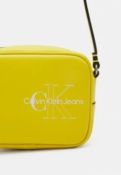 Calvin Klein Jeans SCULPTED CAMERA BAG TWO TONE - Sac Bandoulière - Super Lemon -Calvin Klein Elegant Magasin 9446178aff8248029303d642de37cef6
