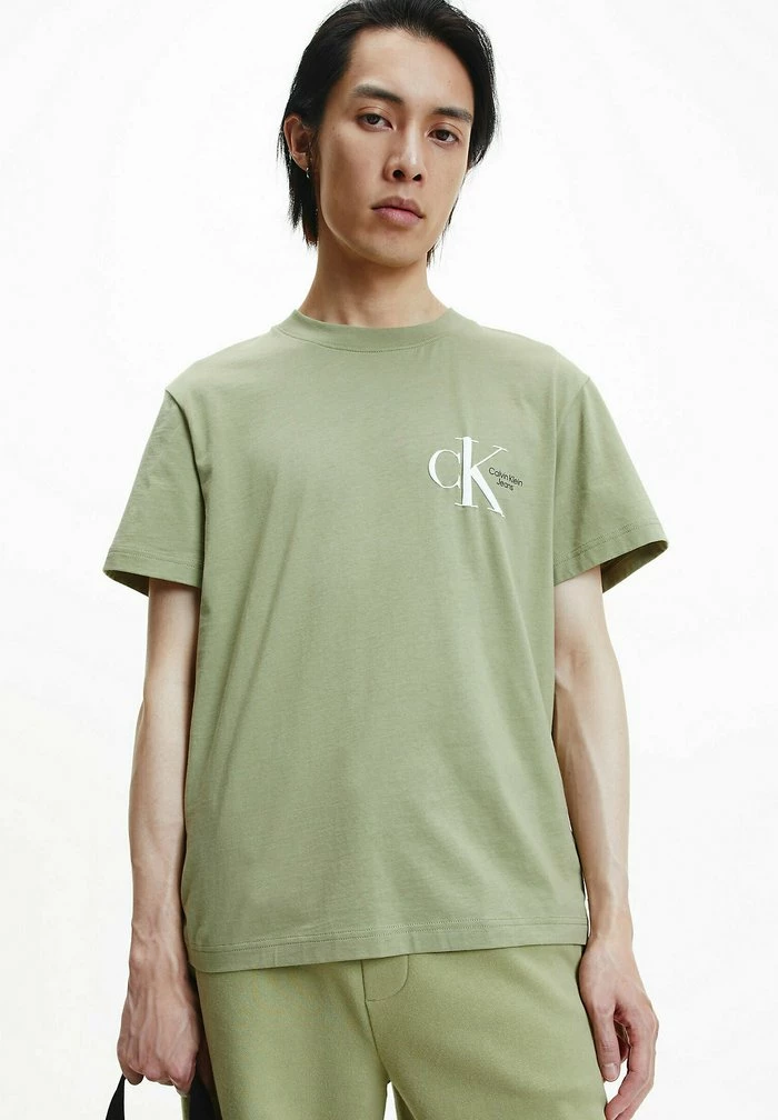 Calvin Klein Jeans BOXY MONOGRAM - T-shirt Imprimé - Faded Olive 1 Calvin Klein Jeans BOXY MONOGRAM - T-shirt Imprimé - Faded Olive