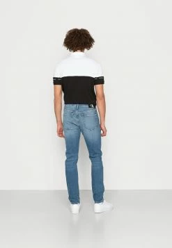 Calvin Klein Jeans SLIM TAPER - Jeans Fuselé - Denim Medium -Calvin Klein Elegant Magasin 95f415463fb648d49525bc3227fe56bc