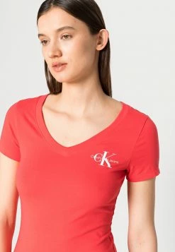 Calvin Klein Jeans MONOGRAM LOGO V NECK TEE - T-shirt Basique - Strawberry Field -Calvin Klein Elegant Magasin 95fdaeee34fb4f2aba6e3db209f67965