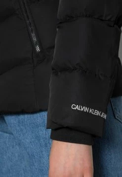 Calvin Klein Jeans SHORT FITTED PUFFER - Doudoune - Black -Calvin Klein Elegant Magasin 960341df957144fcbf88e9643f5b7214