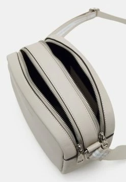 Calvin Klein Jeans ULTRALIGHT DOUBLE ZIP CAMERA BAG - Sac Bandoulière - Eggshell -Calvin Klein Elegant Magasin 976d99d0e3e94c1695bdacc379ae1069