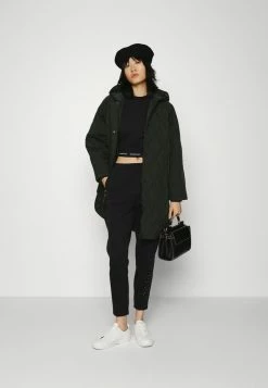 Calvin Klein Elegant Magasin -Calvin Klein Elegant Magasin 97a6bb3fd5f64d3493d0427359200636