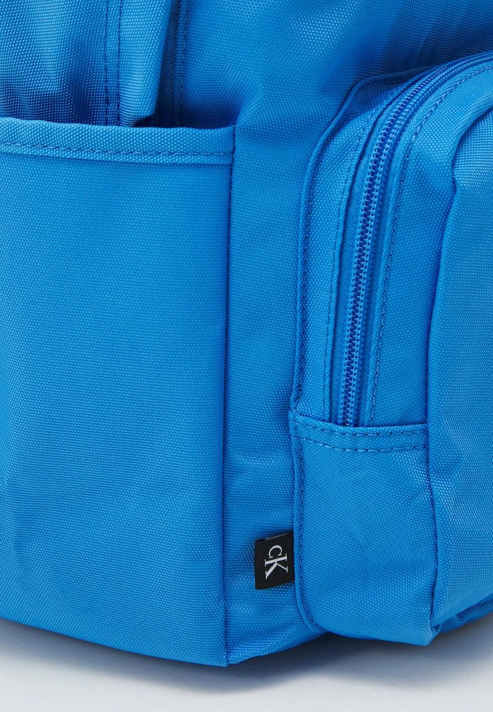 Calvin Klein Jeans CAMPUS OUTLINE UNISEX - Sac à Dos - Blue 4 Calvin Klein Jeans CAMPUS OUTLINE UNISEX - Sac à Dos - Blue – Image 4