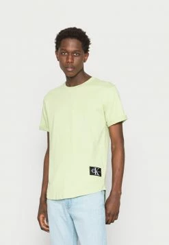 Calvin Klein Jeans BADGE TURN UP SLEEVE - T-shirt Basique - Jaded Green