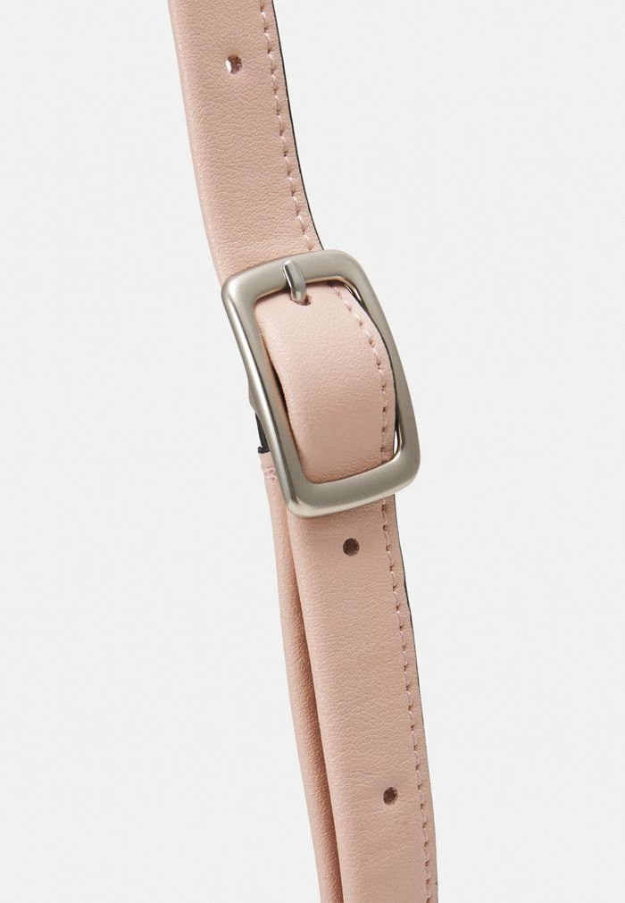 Calvin Klein Jeans MINIMAL MONOGRAM CAMERA BAG - Sac Bandoulière - Pale Conch Shell 5 Calvin Klein Jeans MINIMAL MONOGRAM CAMERA BAG - Sac Bandoulière - Pale Conch Shell â Image 5