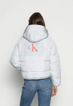 Calvin Klein Jeans BIG LOGO PUFFER - Veste D'hiver - Stone Grey 7 Calvin Klein Jeans BIG LOGO PUFFER - Veste D'hiver - Stone Grey -Calvin Klein Elegant Magasin 9a0b3236915047148bc70a1b3a23d0c9