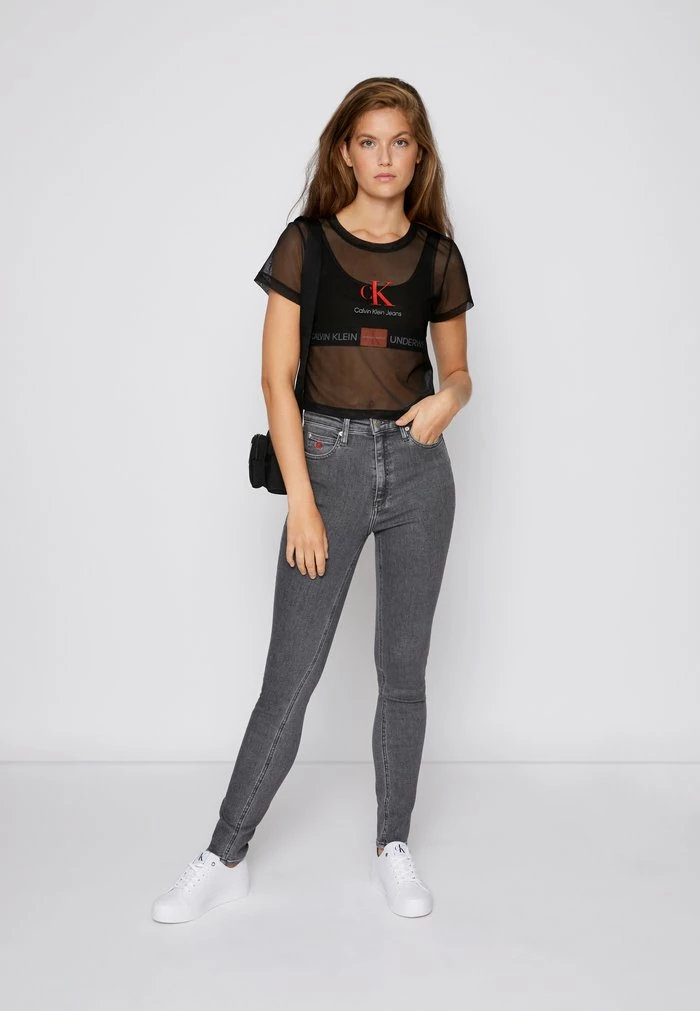 Calvin Klein Jeans BABY TEE - T-shirt Imprimé - Black 4 Calvin Klein Jeans BABY TEE - T-shirt Imprimé - Black – Image 4