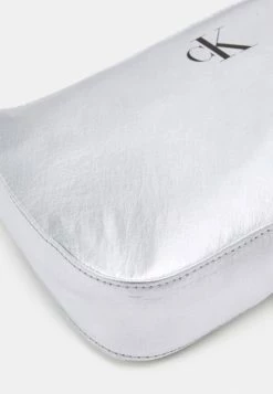 Calvin Klein Jeans FESTIVE SHOULDER BAG UNISEX - Sac Bandoulière - Silver Metallic 8 Calvin Klein Jeans FESTIVE SHOULDER BAG UNISEX - Sac Bandoulière - Silver Metallic -Calvin Klein Elegant Magasin 9c277e5e9bca4b288118fda46880c5b8