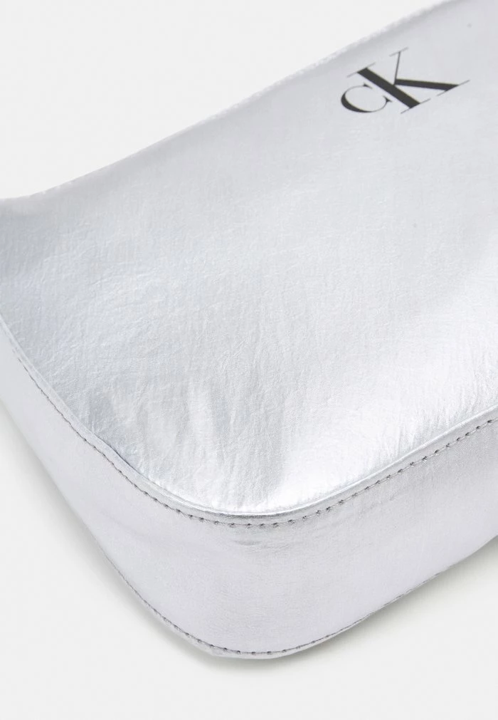 Calvin Klein Jeans FESTIVE SHOULDER BAG UNISEX - Sac Bandoulière - Silver Metallic 4 Calvin Klein Jeans FESTIVE SHOULDER BAG UNISEX - Sac Bandoulière - Silver Metallic – Image 4