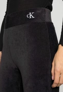 Calvin Klein Jeans VELVET SKINNY PANTS - Pantalon Classique - Black 9 Calvin Klein Jeans VELVET SKINNY PANTS - Pantalon Classique - Black -Calvin Klein Elegant Magasin 9dab35d1a9d84404aefc59aaff1801e4