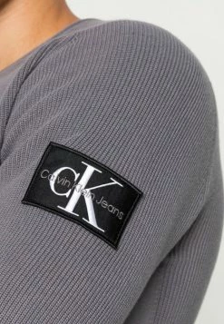 Calvin Klein Jeans MONOGRAM BADGE CREW NECK - Pullover - Fossil Grey 9 Calvin Klein Jeans MONOGRAM BADGE CREW NECK - Pullover - Fossil Grey -Calvin Klein Elegant Magasin 9dfe2f08493e42369196a03a5e2f932c