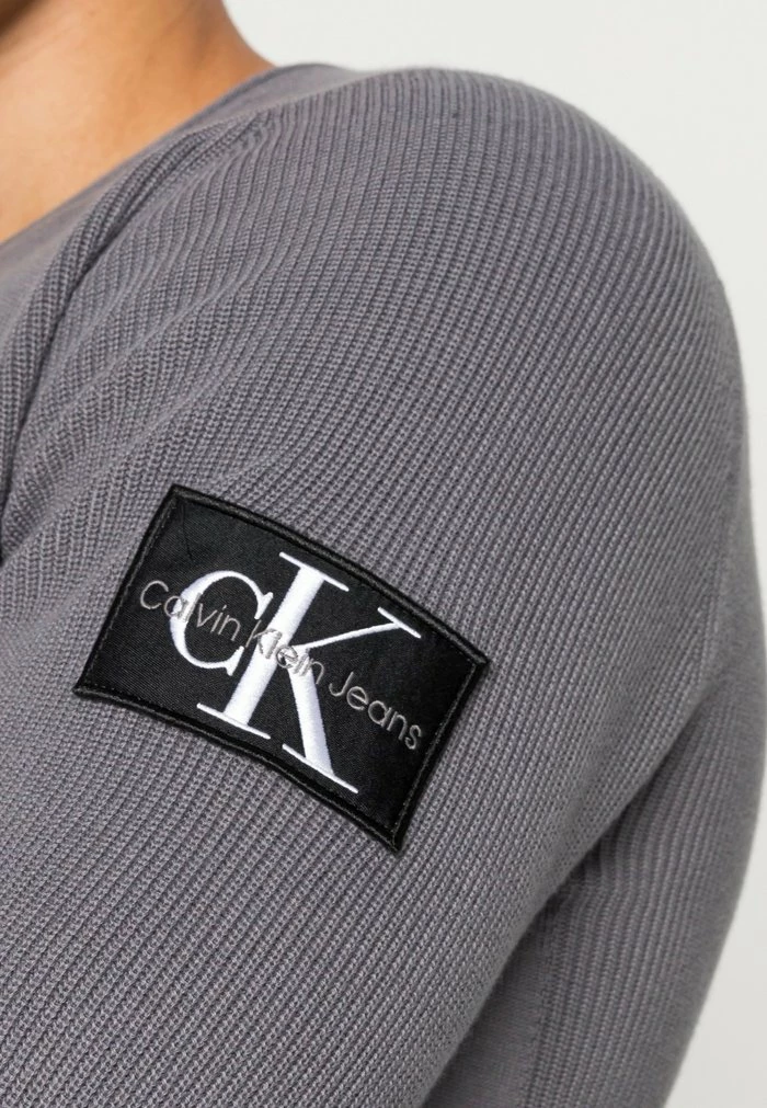 Calvin Klein Jeans MONOGRAM BADGE CREW NECK - Pullover - Fossil Grey 5 Calvin Klein Jeans MONOGRAM BADGE CREW NECK - Pullover - Fossil Grey – Image 5