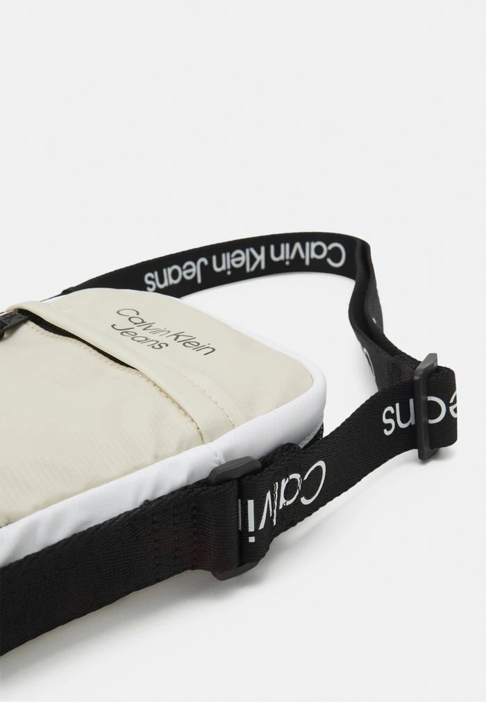 Calvin Klein Jeans COLOUR BLOCK CROSSBODY - Sac Bandoulière - White/eggshell 4 Calvin Klein Jeans COLOUR BLOCK CROSSBODY - Sac Bandoulière - White/eggshell – Image 4