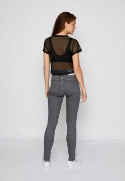 Calvin Klein Jeans BABY TEE - T-shirt Imprimé - Black 9 Calvin Klein Jeans BABY TEE - T-shirt Imprimé - Black -Calvin Klein Elegant Magasin 9f07d3fa09d54f1c84e63810fbb9380a