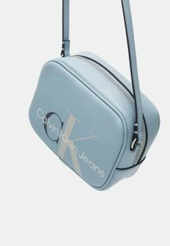 Calvin Klein Jeans SCULPTED MONO - Sacoche D'appareil Photo - Sky Blue -Calvin Klein Elegant Magasin 9fa77dc4cc1547ee82dc503476194ffd