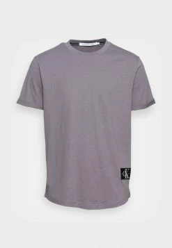 Calvin Klein Jeans BADGE TURN UP SLEEVE - T-shirt Basique - Fossil Grey -Calvin Klein Elegant Magasin 9fd5c299d88246e088512e51a2369f0e