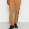 Calvin Klein Jeans SEASONAL INSTITUTIONAL PANT - Pantalon De Survêtement - Tobacco Brown