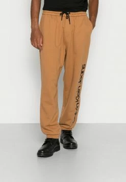 Calvin Klein Jeans SEASONAL INSTITUTIONAL PANT - Pantalon De Survêtement - Tobacco Brown