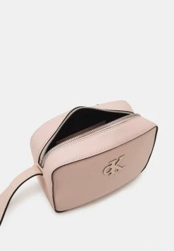 Calvin Klein Jeans MINIMAL MONOGRAM CAMERA BAG - Sac Bandoulière - Pale Conch Shell 8 Calvin Klein Jeans MINIMAL MONOGRAM CAMERA BAG - Sac Bandoulière - Pale Conch Shell -Calvin Klein Elegant Magasin a184380dd49a4d598d77e25d7053028f