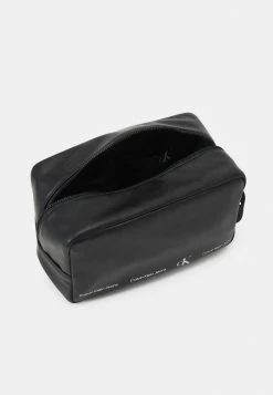 Calvin Klein Jeans LOGO UNISEX - Trousse De Toilette - Black -Calvin Klein Elegant Magasin a186f0c1561445df8934cc36efabc742