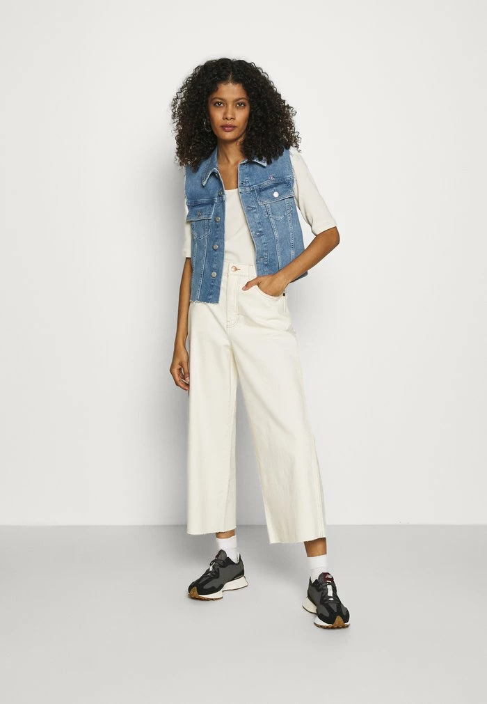Calvin Klein Jeans PRIDE CROPPED VEST - Veste Sans Manches - Denim Medium 2 Calvin Klein Jeans PRIDE CROPPED VEST - Veste Sans Manches - Denim Medium – Image 2