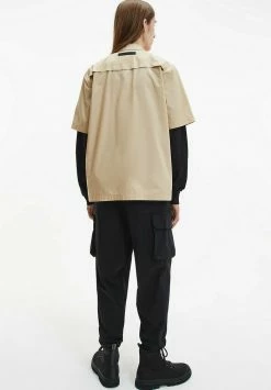 Calvin Klein Jeans SHORT SLEEVE UTILITY - Chemise - Tawny Sand -Calvin Klein Elegant Magasin a5c66efb24474ddbad442b8bd63e7d80