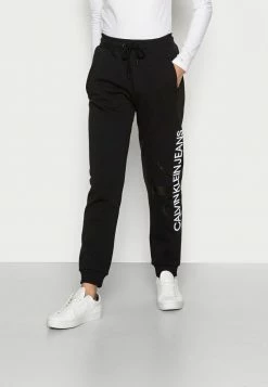 Calvin Klein Jeans VERTICAL MONOGRAM JOG PANTS - Pantalon De Survêtement - Black