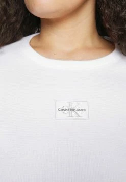 Calvin Klein Jeans BADGE TEE - T-shirt Basique - Bright White -Calvin Klein Elegant Magasin a66afbd73a804557aac279f52420e552