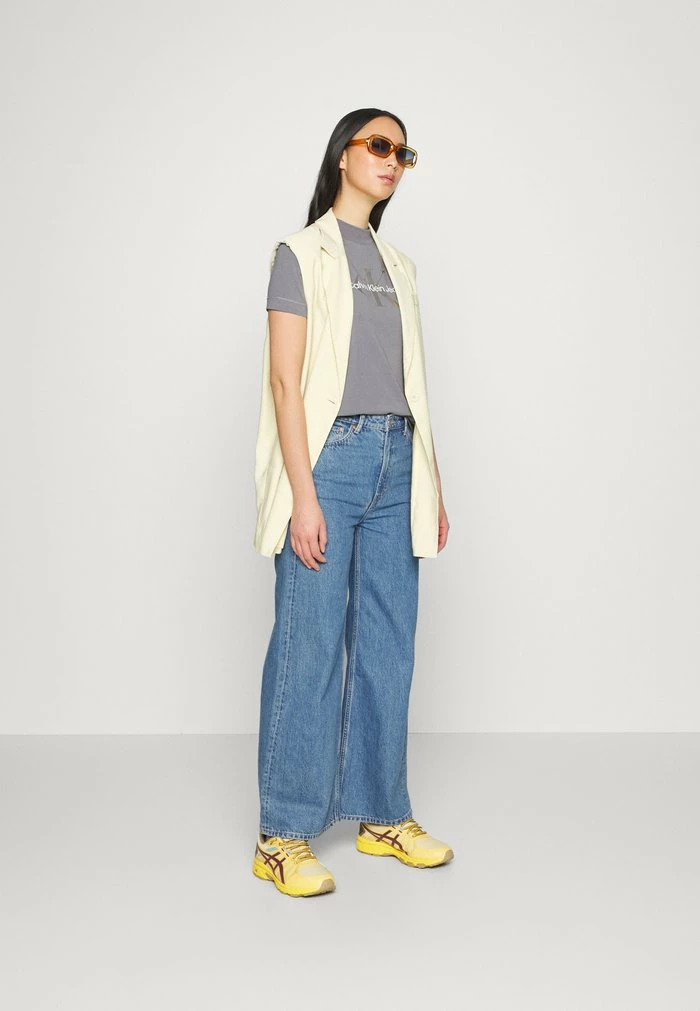 Calvin Klein Jeans GUNMETAL MONOGRAM TEE - T-shirt Imprimé - Fossil Grey 2 Calvin Klein Jeans GUNMETAL MONOGRAM TEE - T-shirt Imprimé - Fossil Grey – Image 2