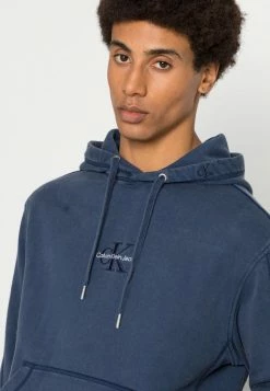 Calvin Klein Jeans MONOGRAM - Sweatshirt - Black Iris 9 Calvin Klein Jeans MONOGRAM - Sweatshirt - Black Iris -Calvin Klein Elegant Magasin a839ce4c3c0148df884d7054b460b76a