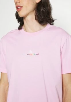 Calvin Klein Jeans PRIDE BIG LOGO TEE UNISEX - T-shirt Imprimé - Sweet Lilac -Calvin Klein Elegant Magasin abec983b21cd4f9fa2d537e140edcfb6