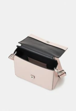 Calvin Klein Jeans SCULPTED BOXY FLAP XBODY - Sac Bandoulière - Pale Conch Shell -Calvin Klein Elegant Magasin ad26315dc75e48a685ab4dccf9631910