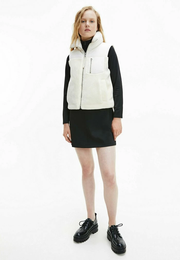 Calvin Klein Jeans Veste Sans Manches - Muslin 2 Calvin Klein Jeans Veste Sans Manches - Muslin – Image 2