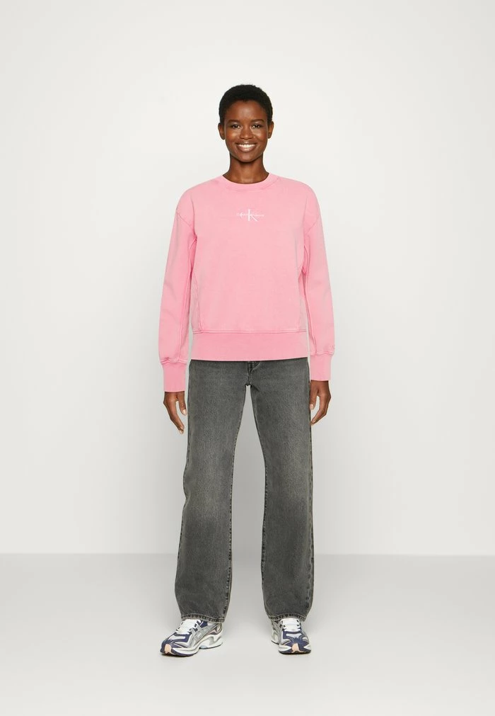 Calvin Klein Jeans MONOGRAM LOGO WASHED CREW NECK - Sweatshirt - Lipstick Pink 2 Calvin Klein Jeans MONOGRAM LOGO WASHED CREW NECK - Sweatshirt - Lipstick Pink – Image 2