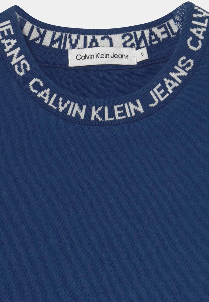 Calvin Klein Jeans INTARSIA LOGO UNISEX - T-shirt Imprimé - Naval Blue 3 Calvin Klein Jeans INTARSIA LOGO UNISEX - T-shirt Imprimé - Naval Blue – Image 3