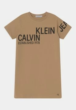 Calvin Klein Jeans HERO LOGO DRESS - Robe De Jour - Tawny Sand