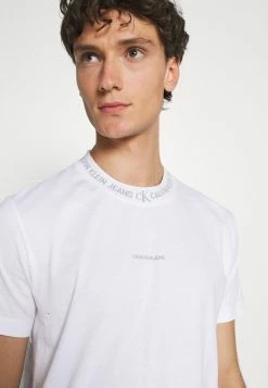 Calvin Klein Jeans LOGO TEE UNISEX - T-shirt Imprimé - White -Calvin Klein Elegant Magasin b2281bee37e04df7ab9188828fb9714e